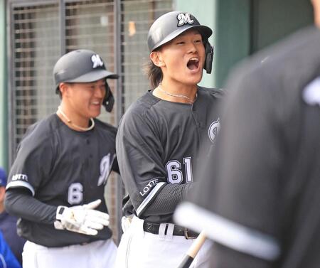 　９回、満塁弾を放ちナインとタッチする山本（手前）と西川（撮影・吉澤敬太）