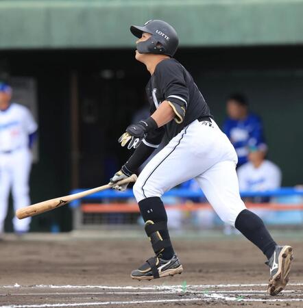 　８回、中越えにソロを放つ山口（撮影・吉澤敬太）