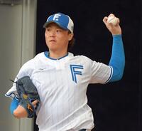 　ブルペンで投球する山崎（撮影・佐藤厚）