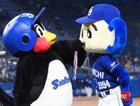 　メダルをドアラにかじらせるつば九郎＝２０２１年９月