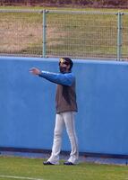 　外野フェンスをチェックする新庄監督（撮影・佐藤厚）