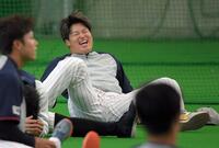 　爆笑する村上（撮影・佐藤厚）