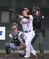 　４回、３ランを放つ村林（撮影・飯室逸平）