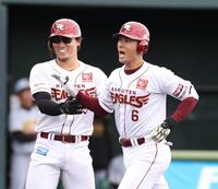 　４回、同点３ランを放ち生還する村林。左は安田（撮影・中田匡峻）