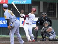 　６回、適時三塁打を放つ宗山（撮影・飯室逸平）