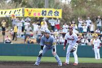 　２回、木浪の後ろでショートを守る宗山（撮影・中田匡峻）