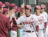 　４回、３ランを放ち、ナインとタッチを交わす村林（中央）