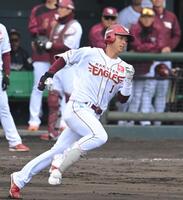 　６回、適時三塁打を放ち、激走する宗山（撮影・飯室逸平）