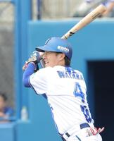 　４回、投手適時安打を放つ度会（撮影・西岡正）