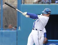 　１回、先制二塁打を放つ佐野（撮影・西岡正）