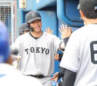 　８回、３ランを放ち、ナインとタッチを交わす大城卓（撮影・西岡正）