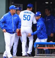 　９回、満塁弾を被弾した清水（中央）は、肩を落としてベンチに下がる（撮影・吉澤敬太）