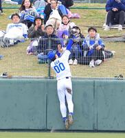 　９回、山本の打球に右翼手の尾田が手を伸ばすも捕球できず、満塁弾になる（撮影・吉澤敬太）