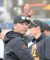 　オープン戦初戦に勝利し、ファンに手を振る阿部監督（撮影・西岡正）