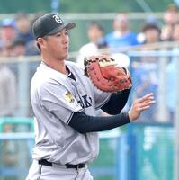 　６回、京田のゴロを捕球するも一塁へ悪送球する秋広（撮影・西岡正）