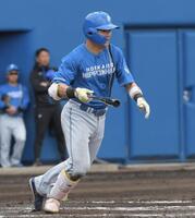 　３回、２番・清宮幸は右前打を放つ（撮影・佐藤厚）