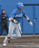 　３回、２番・清宮幸は右前打を放つ（撮影・佐藤厚）