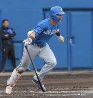 　３回、２番・清宮幸は右前打を放つ（撮影・佐藤厚）