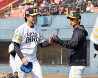 　２回を無得点に抑えナインとタッチする先発の上沢（左）