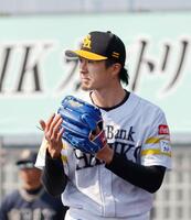 　２回を無得点に抑えグラブをたたく先発の上沢