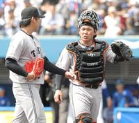 　２回、又木（左）と話す甲斐（撮影・西岡正）