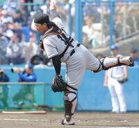 　４回、桑原の適時打で追加点を奪われて、思わず足を上げる甲斐（撮影・西岡正）