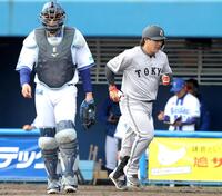 　４回、二塁ゴロに倒れ、山本（左）の横をベンチへ戻る甲斐（撮影・西岡正）