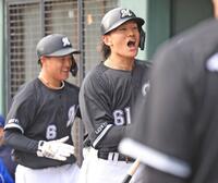 　９回、満塁弾を放ちナインとタッチする山本（手前）と西川（撮影・吉澤敬太）