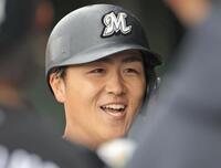 　８回、中越えに同点ソロを放ち、ベンチで笑顔を見せる山口（撮影・吉澤敬太）