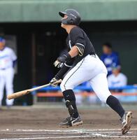 　８回、中越えにソロを放つ山口（撮影・吉澤敬太）