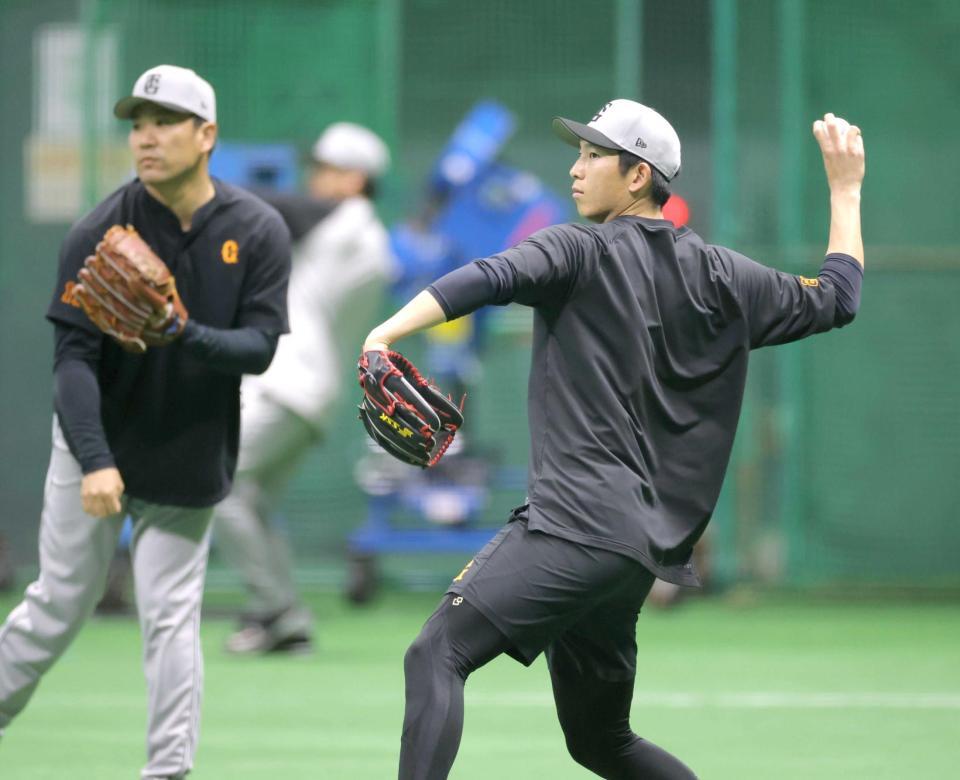 　田中将（左）と並んでキャッチボールする戸郷（撮影・西岡正）