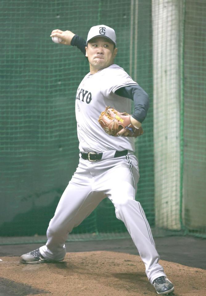 　ブルペンで投球する田中将（球団提供）