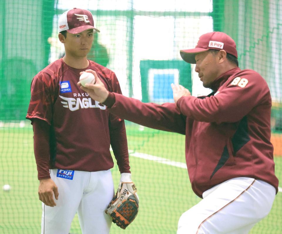 　守備練習で三木監督（右）から直接指導を受ける宗山（撮影・吉澤敬太）