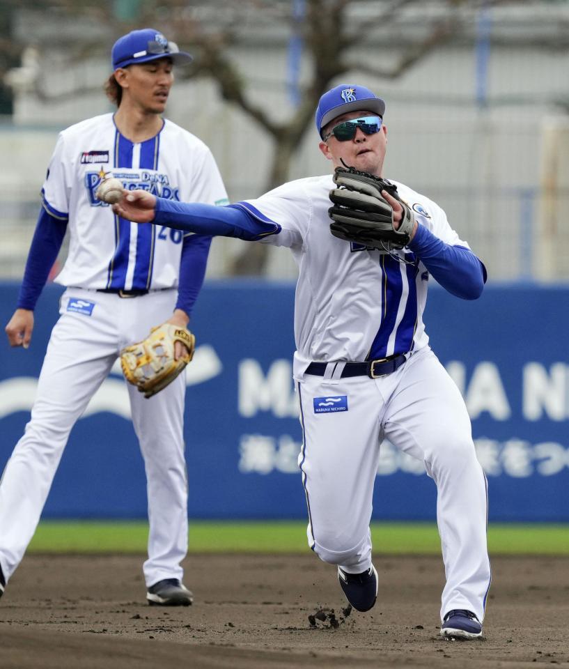 　守備練習する牧。奥は三森