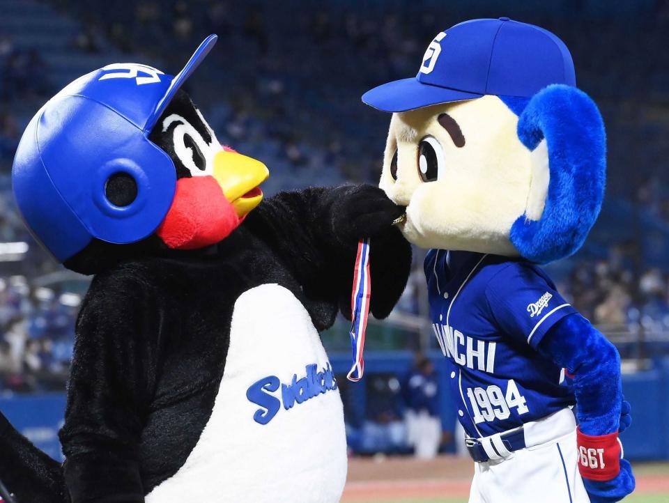 　メダルをドアラにかじらせるつば九郎＝２０２１年９月