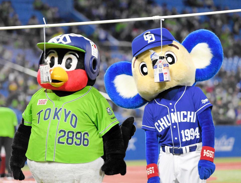 　パン食い競争に挑むも口でパンがつかめないつば九郎（左）とドアラ＝２０２２年４月