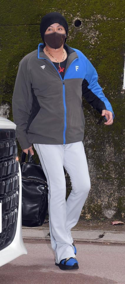 　球場入りする新庄監督（撮影・佐藤厚）