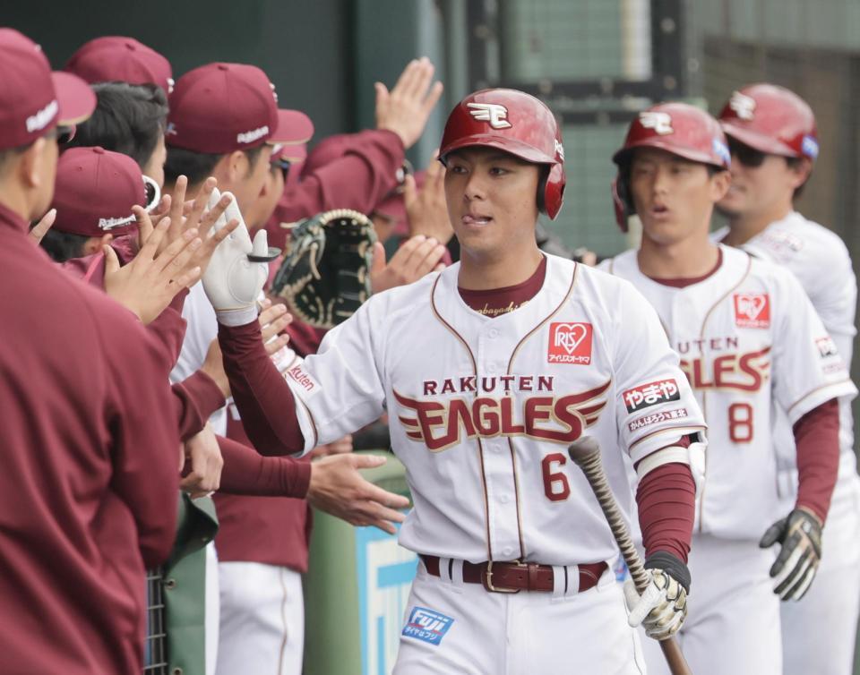 　４回、３ランを放ち、ナインとタッチを交わす村林（中央）