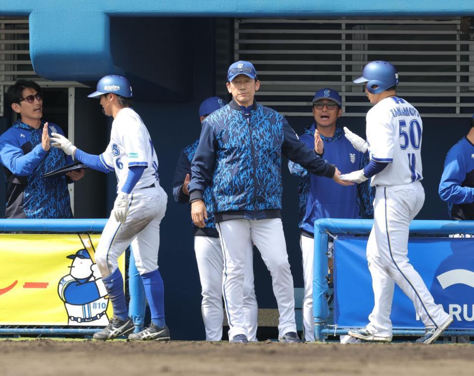 　４回、桑原の適時打で生還した山本（右）を迎える三浦監督（中央）＝撮影・西岡正