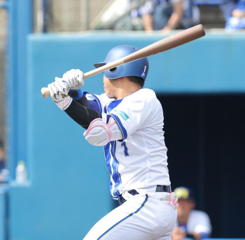 　４回、右前適時打を放つ桑原（撮影・西岡正）