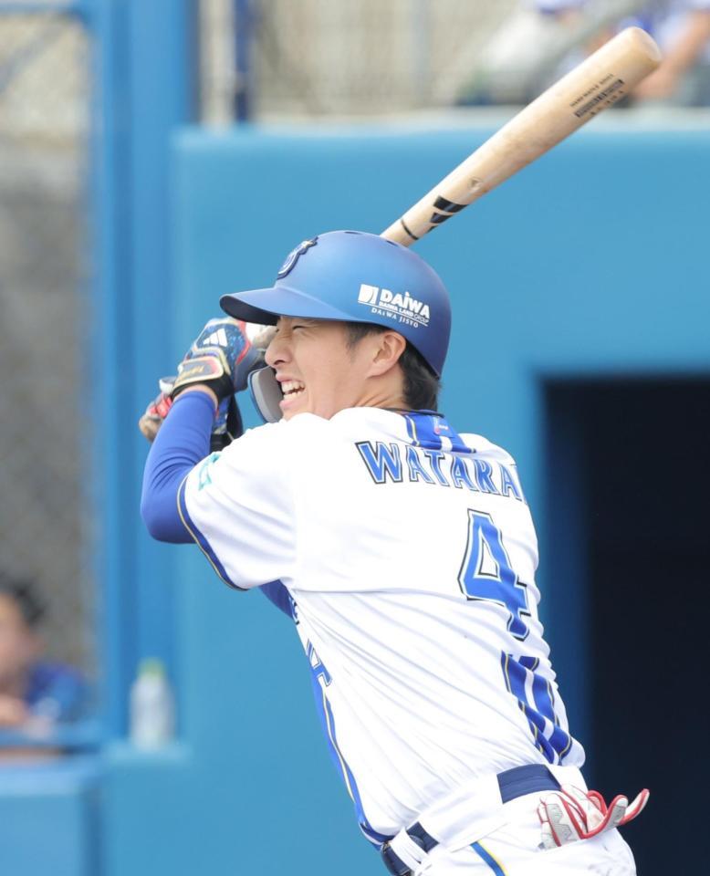 　４回、投手適時安打を放つ度会（撮影・西岡正）