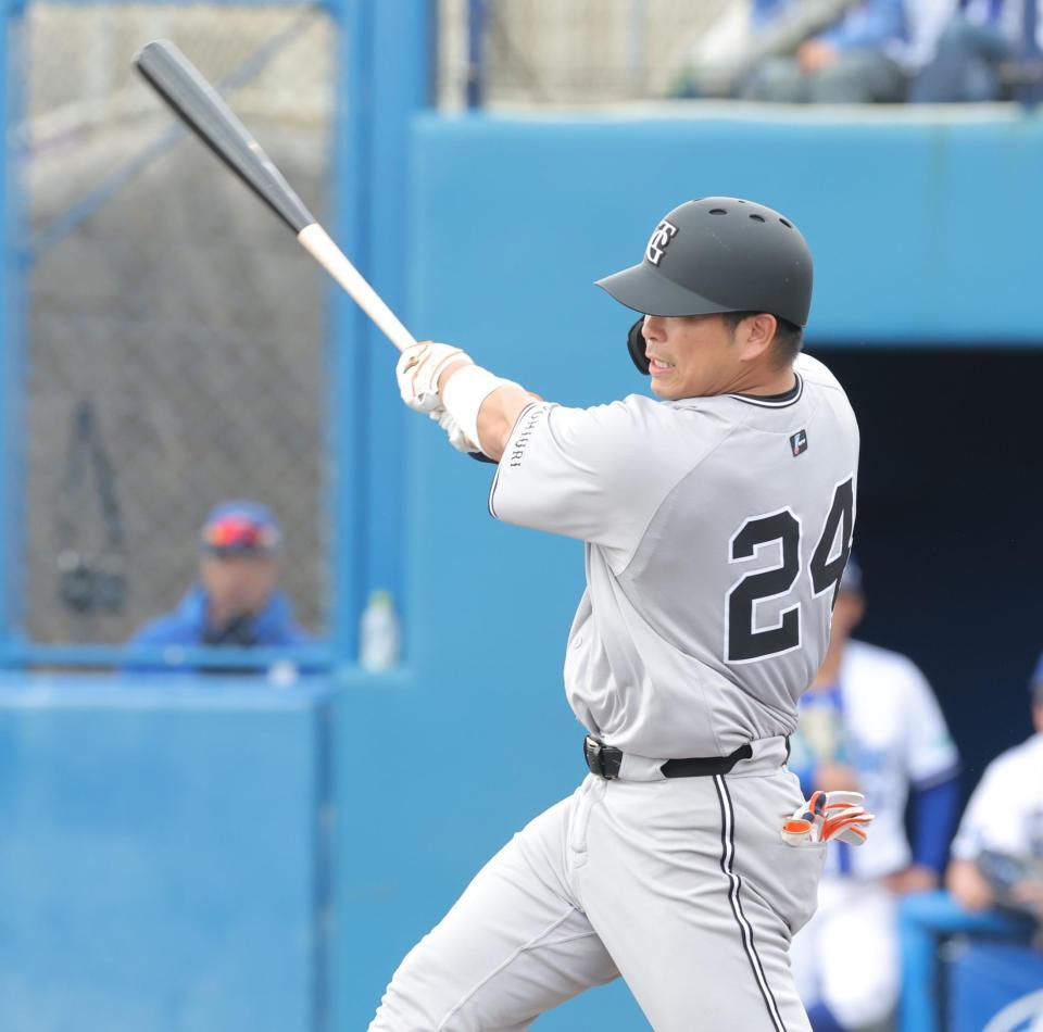 　８回、右越えに逆転３ランを放つ大城卓（撮影・西岡正）