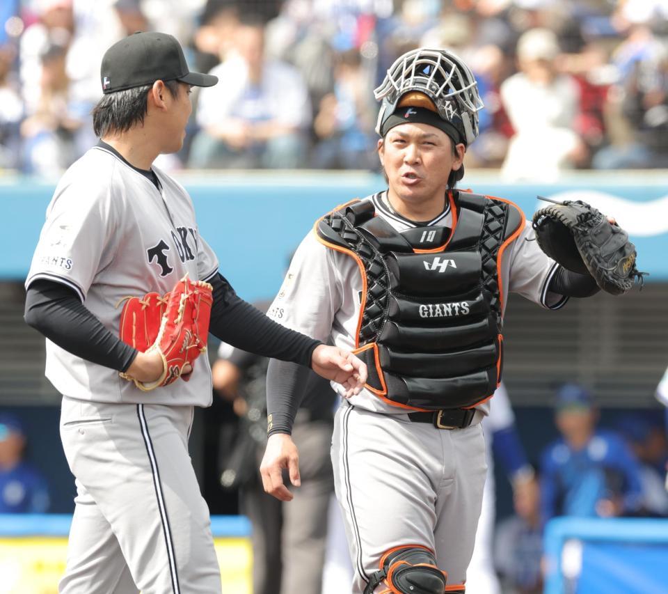 　２回、又木（左）と話す甲斐（撮影・西岡正）