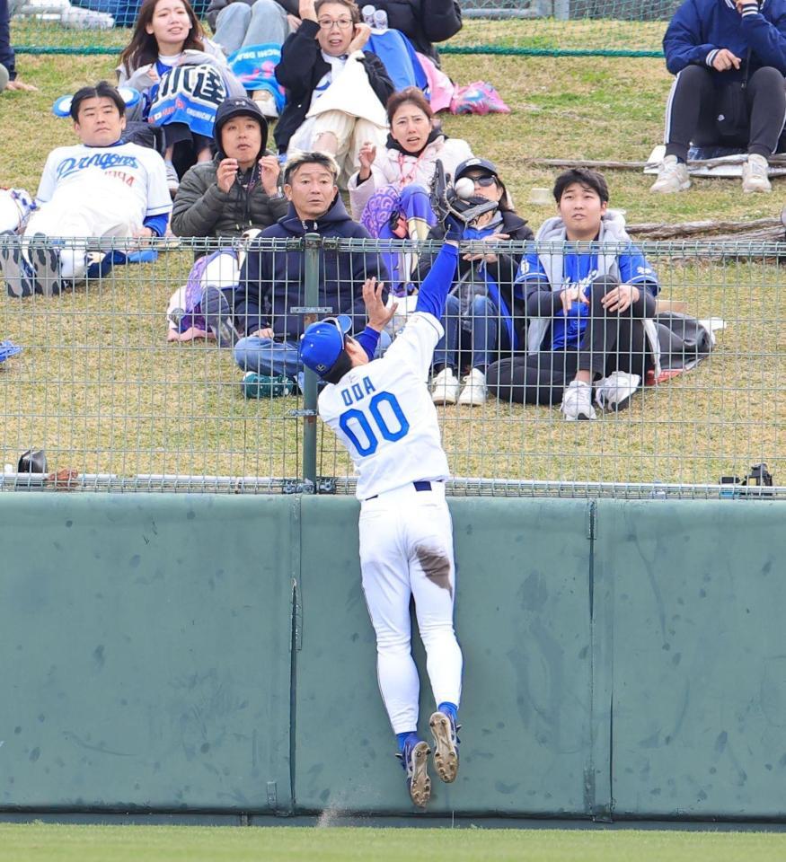 　９回、山本の打球に右翼手の尾田が手を伸ばすも捕球できず、満塁弾になる（撮影・吉澤敬太）