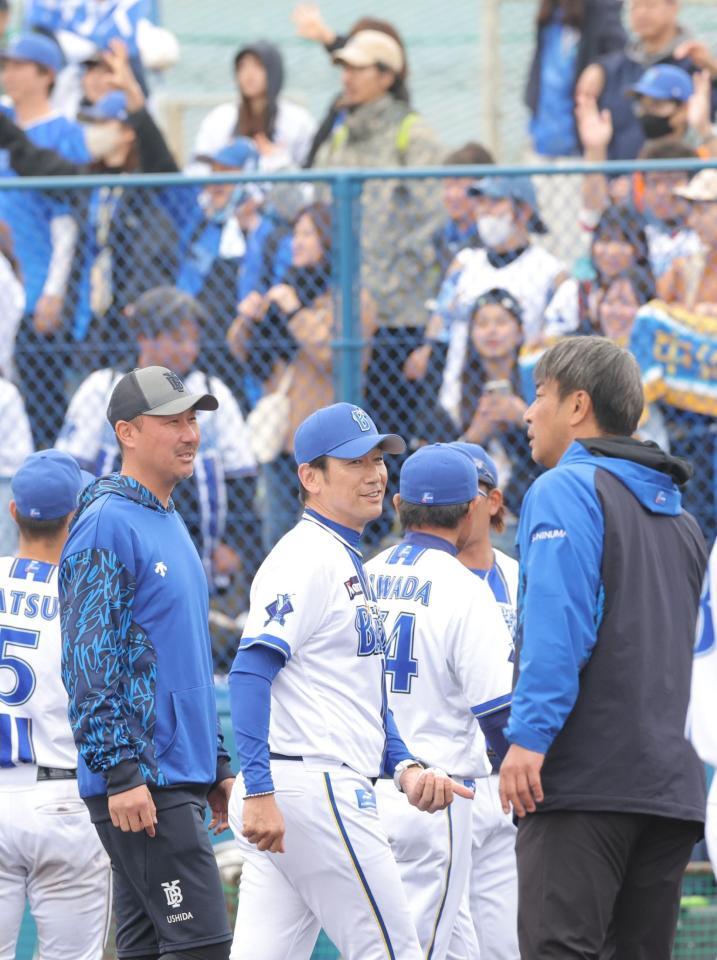 　引き揚げる三浦監督（中央）＝撮影・西岡正