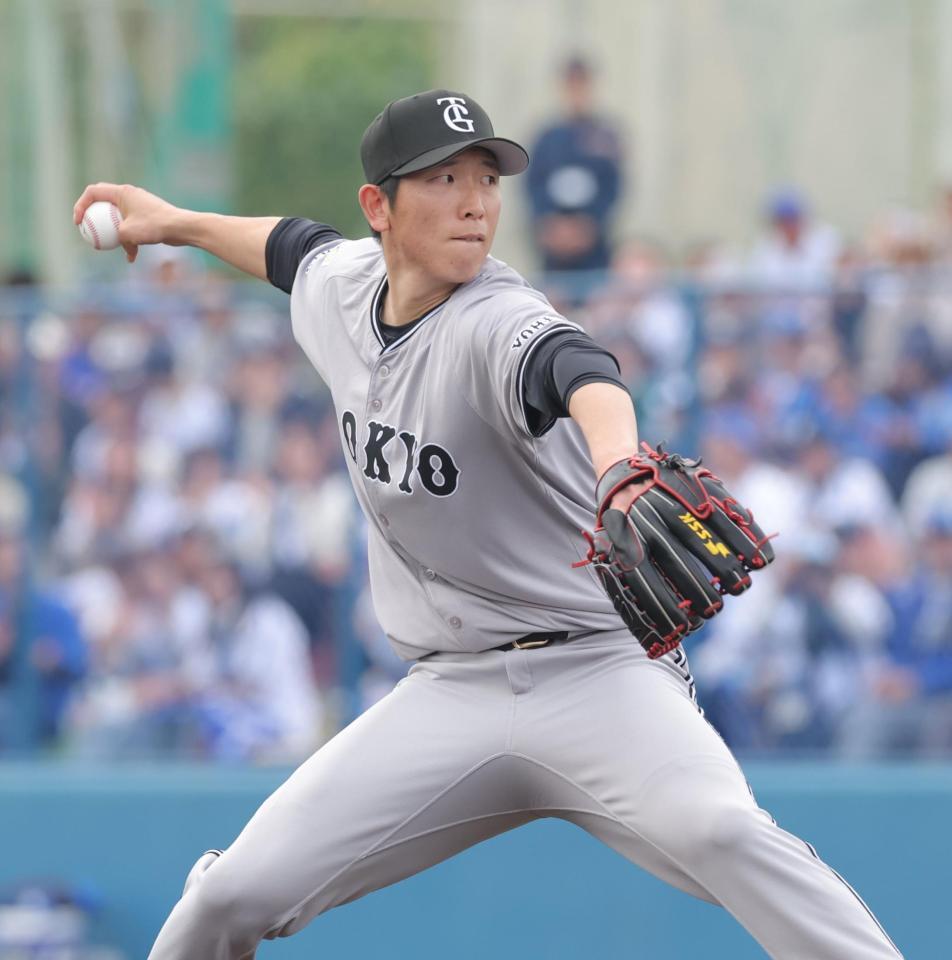 　先発し力投する戸郷（撮影・西岡正）