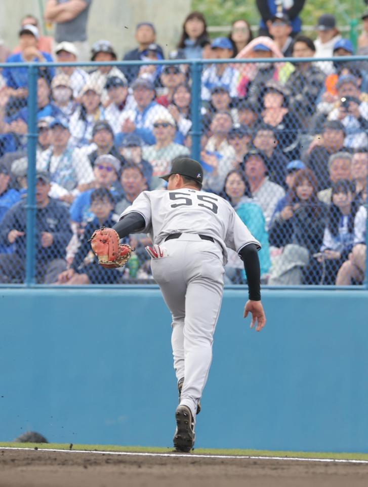 　１回、佐野の打球に届かず、先制打とした秋広（撮影・西岡正）