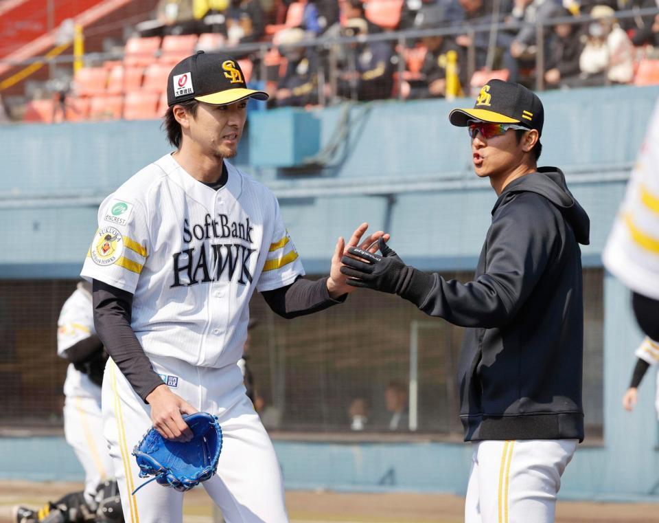 　２回を無得点に抑えナインとタッチする先発の上沢（左）