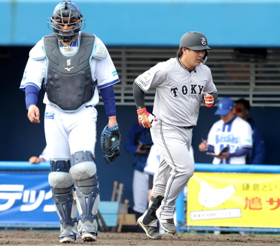 　４回、二塁ゴロに倒れ、山本（左）の横をベンチへ戻る甲斐（撮影・西岡正）