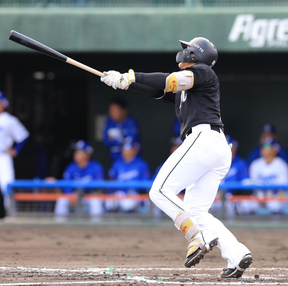 　９回、右越えに満塁弾をたたき込む山本（撮影・吉澤敬太）